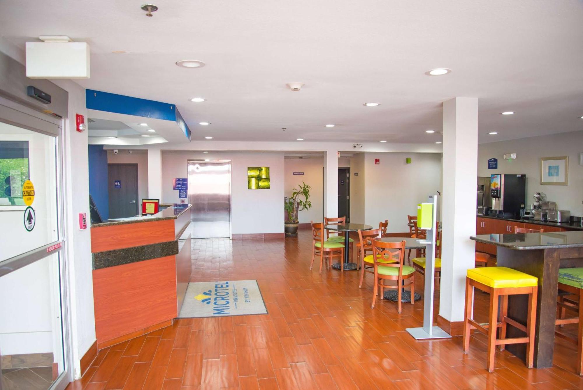 Microtel Inn & Suites By Wyndham Дафни Екстериор снимка